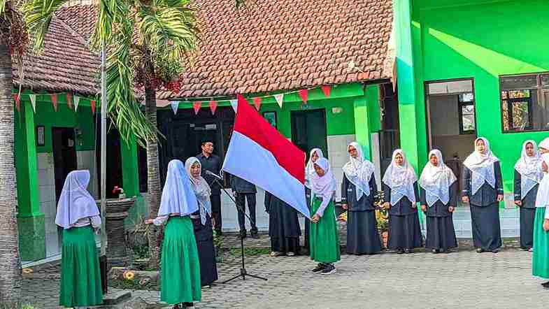 Peringati HUT Ke-81 RI, MI Darussalam Gagangkepuhsari Gelar Upacara Bendera Khidmat
