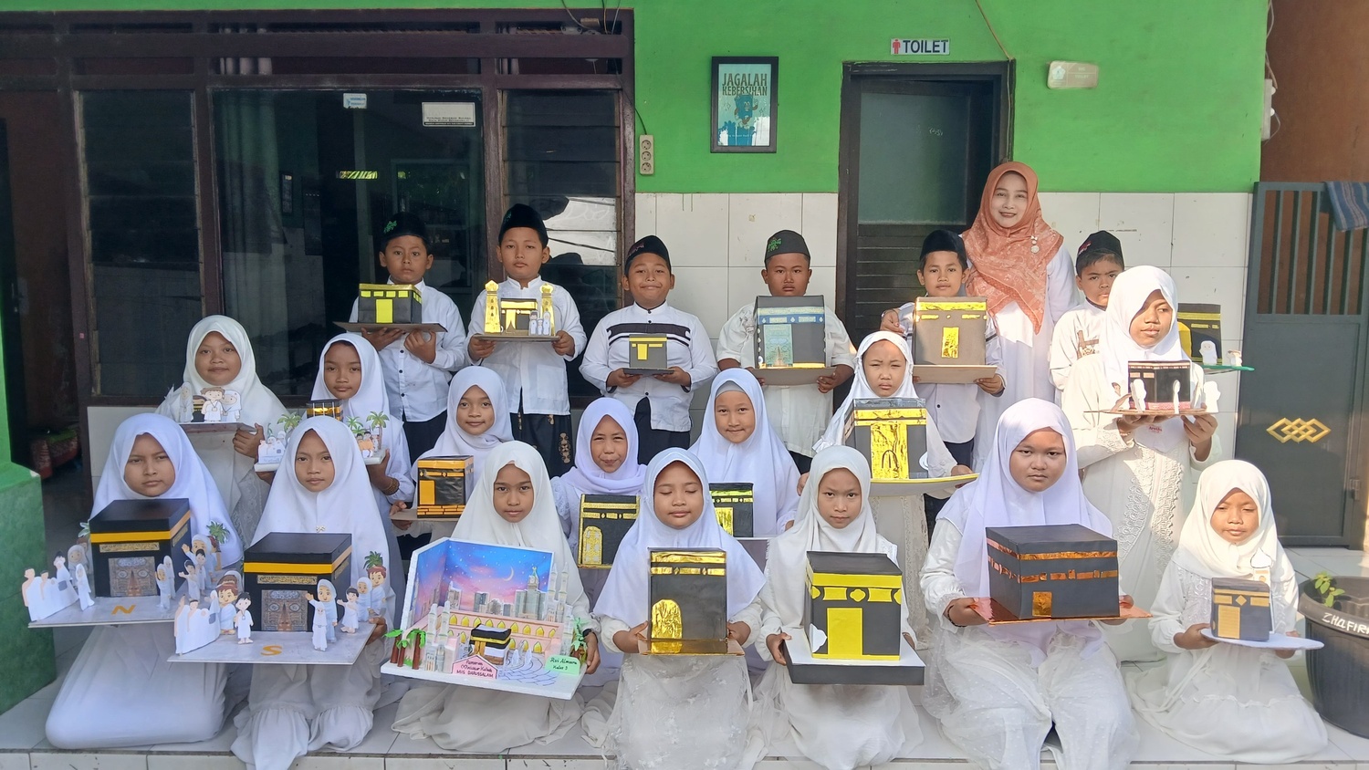 Inspiratif dan Edukatif, Siswa MI Darussalam Balongbendo Gelar Pameran Miniatur Ka'bah